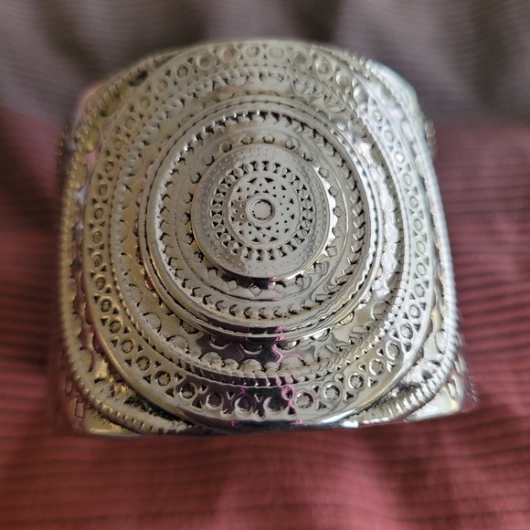 Papparazzi Jewelry - Paparazzi silver cuff bracelet. Perfect accessory